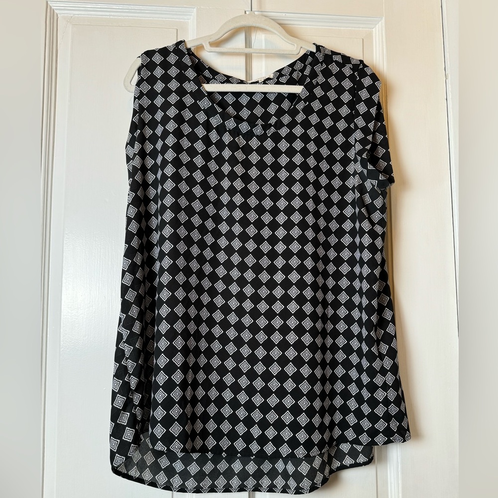Back and white top, size XL